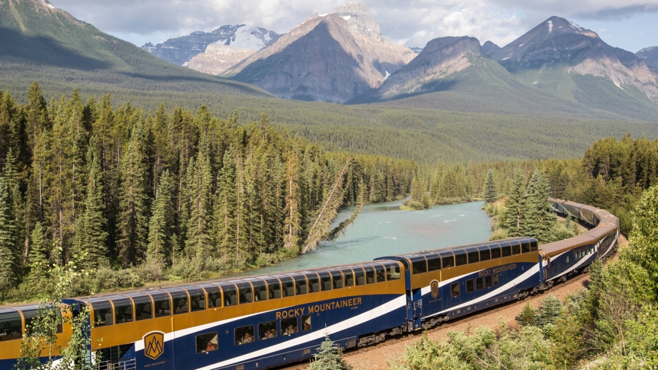 Rocky Mountaineer making its way along Morant’s Curve between Banff and Lake Louise.